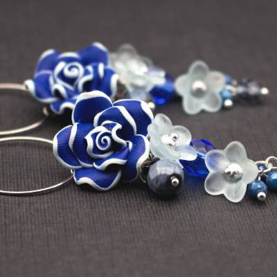 Einzigartige Ohrringe mit Fimo-Blumen in Dunkelblau und Weiß
