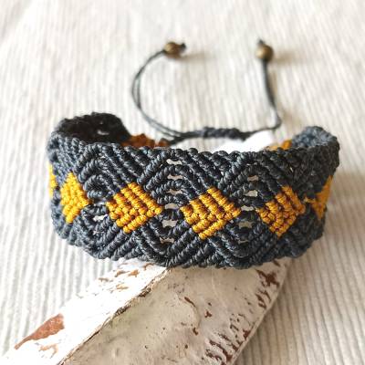 schlichtes Makramee Armband in schwarz mit goldfarbenen Akzenten