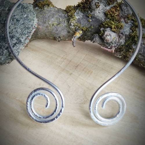Aluminiumdraht-Halsreif , Alu Drahtschmuck,Wikinger Torque, keltischer Schmuck, Collier,silber, gebogener Halreif,offene