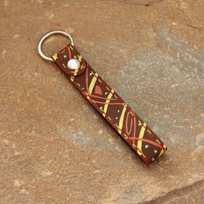Kleiner Schlüsselanhänger aus Leder mit Ring, Gesamtlänge 12 cm, bemalt mit bunten Punkten