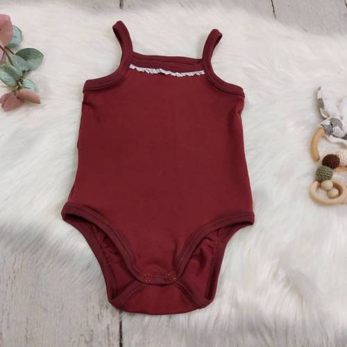 Ärmellöser Body, bordeaux mit Spitze, Gr. 50-110