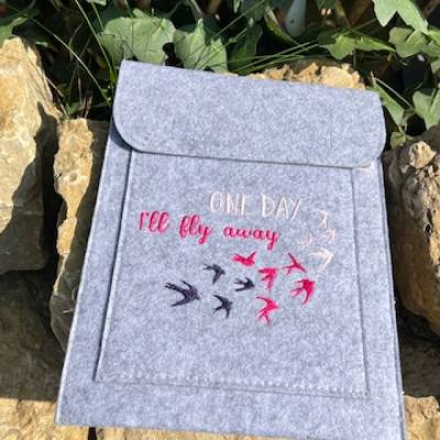 Sehr schöne bestickte Büchertasche Tablet Tasche Filz hellgrau Buch Bücher