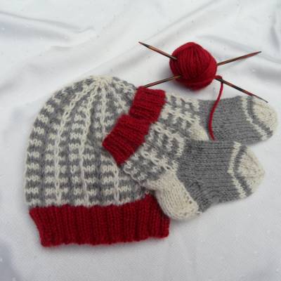 Babymütze & Babysocken Set handgestrickt aus 100% Alpaka – Unikat für Neugeborene, grau/rot/wollweiß