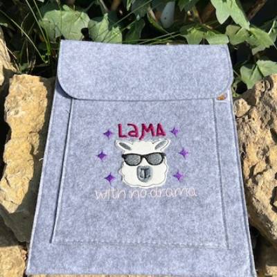Sehr schöne bestickte Büchertasche Tablet Tasche Filz hellgrau Buch Bücher Lama