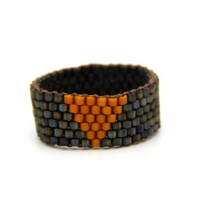 Miyuki-Delica-Glasperlen-Ring in Silvergrey und Ocker, gewebter breiter Bandring, Peyote, flexibler Perlenring, Dreieck