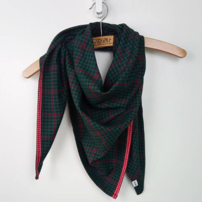 Dreieckstuch XXL – Dunkelgrüner Upcycling Schal mit Rotem Akzentband, Nachhaltiges Unikat