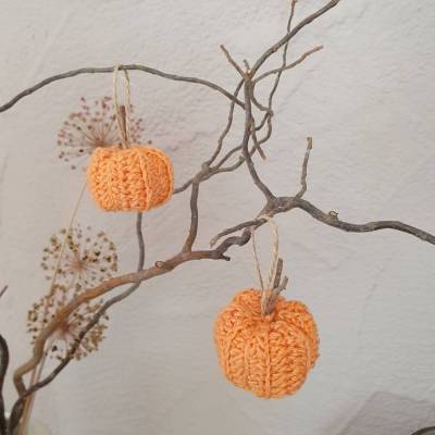 Handgehäkelter Mini-Kürbis – Herbstdeko zum Aufhängen & Verschenken, 5x3 cm