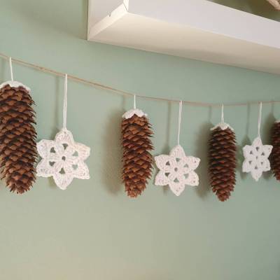 Weihnachtliche Girlande mit gehäkelten Sternen und echten Zapfen – Rustikale Wanddeko für Winter und Weihnachten