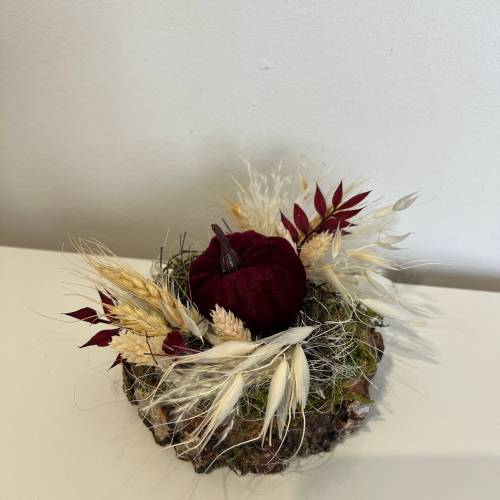 Herbstdeko Herbstgesteck Kürbis Trockenblumen weinrot