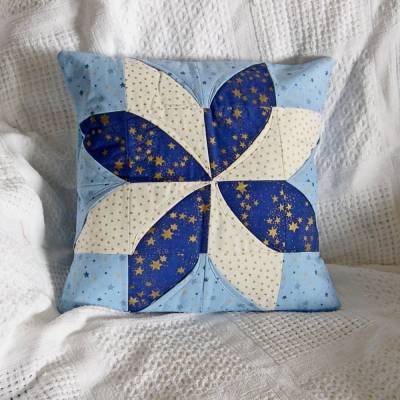 Sternkissen, Weihnachtskissen, Patchwork – Kissenhülle mit goldenen Sternen, Unikat, Weihnachtsdeko & Geschenk, festlicher Kissenbezug, blaue, gold