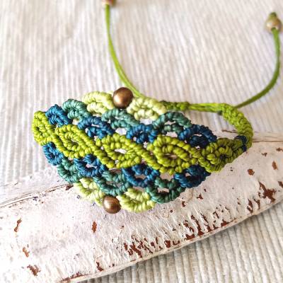 bezauberndes Makramee Armband in grün und petrol mit bronzefarbenen Metallperlen