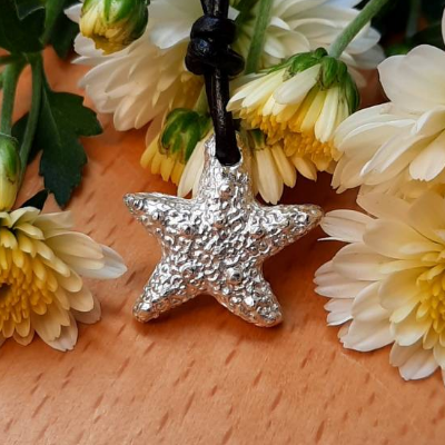 massiver kleiner Seestern aus 999 Silber mit schwarzem Lederband