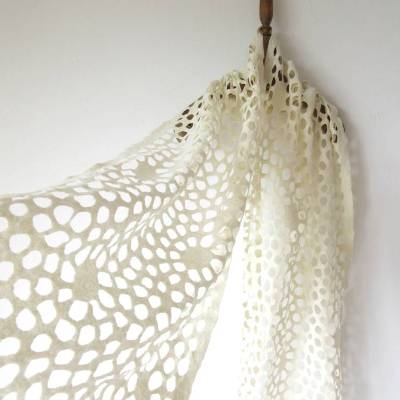 Weißer xxl Schal handgefizt, große Stola mit Cut-outs, Statement Brautumhang reine feine Wolle