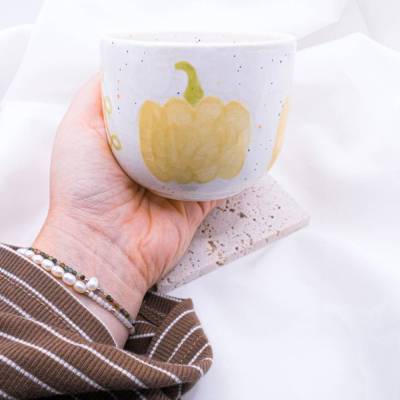 Tasse Kürbis handbemalt Herbstbecher - Herbst Tasse Kaffeetasse - Becher Geschenk Coffee Mug Pumpkin - handgemachter Ker