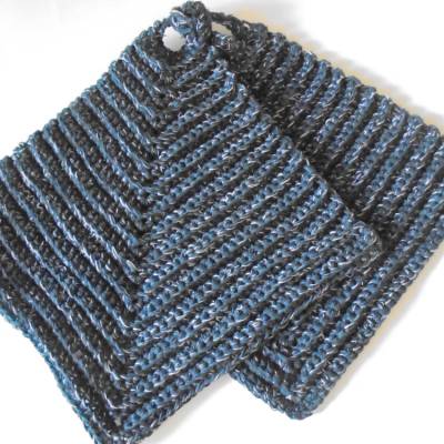 Handgefertigte Topflappen 2er Set stahlblau-weiß aus Baumwollgarn – große, einzigartige Küchenhelfer im Rippenmuster