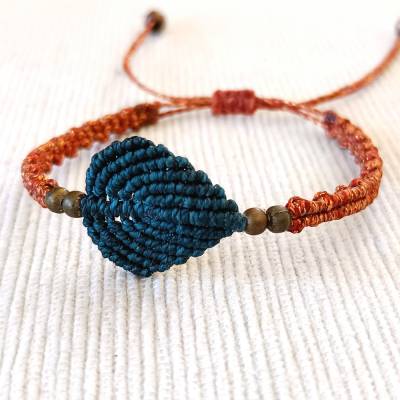 zierliches Makramee Armband mit Blatt in petrol und orange metallic mit bronzefarbenen Metallperlen