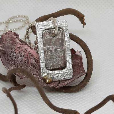 Raffinierter zweiteiliger Anhänger aus 999 Silber mit toller Textur und Goldkörnchen, beidseitig tragbar