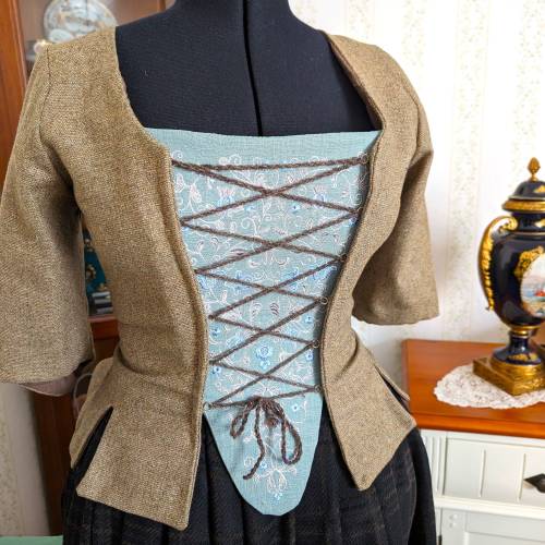 Stecker / Stomacher Leinen bestickt jadegrün mit Silberstickerei