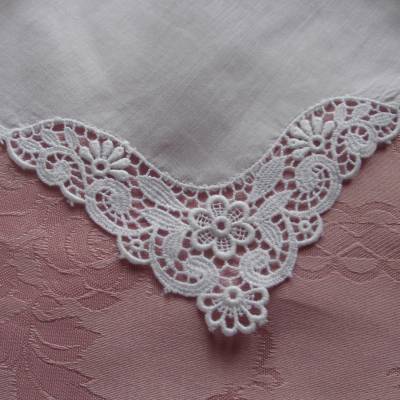 Vintage Taschentuch weiß Baumwolle und Plauener Spitze in weiß aus den 1980er Jahren