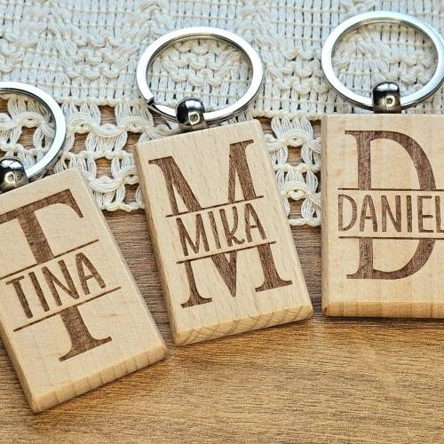 Schlüsselanhänger personalisiert Namen Monogramm Holz