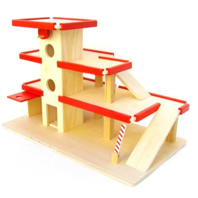 Parkhaus mit Aufzug, leichte Verfärbungen im Holz