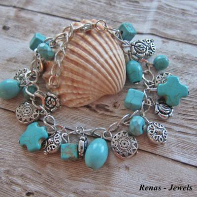 Edelsteinarmband Türkis blau mit Charms Anhänger – Bettelarmband Kreuze Perlen silberfarben