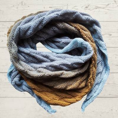 handgestricktes Muster-Tuch für die kalte Jahreszeit, handgestrickt mit einem einfachen, aber sehr dekorativen Muster