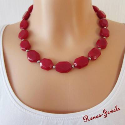 Edelsteinkette Jade rot silberfarben – Handgefertigte Perlenkette Collier mit Edelstahlperlen