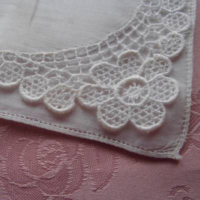 Vintage Taschentuch weiß Baumwolle und Plauener Spitze in ivory aus den 1980er Jahren