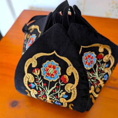 Elisabethanische Five Petals Bag – Bestickte Samttasche im Renaissance-Stil