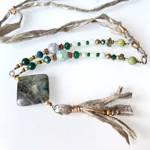 Lange Kette mit Anhänger, Halbedelsteine, längenverstellbar, Kette mit Stoffband, Kette mit Quaste, Kette grün, Schmuck