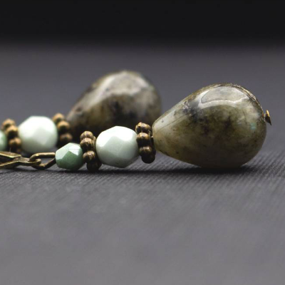 Edle Ohrringe mit Tropfenförmigen Glasperlen in Grau mit Stein-Design