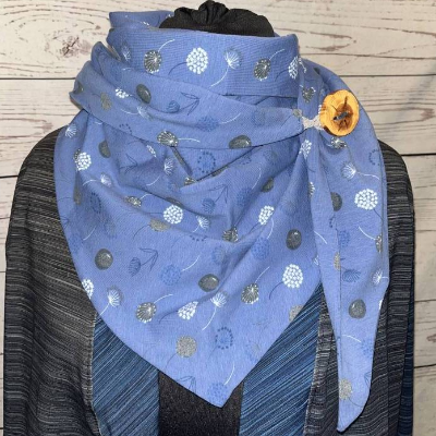 DREIECKSCHAL mit HOLZKNOPF * Unikat-Knopf * Schaltuch * Tuch * JEANSBLAU mit GRAUEN, DUNKELBLAUEN und WEISSEN BLUMEN *