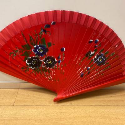 Klassischer Handfächer aus lackiertem Holz handbemalt mit kleinen Blumen Farbe: Rot