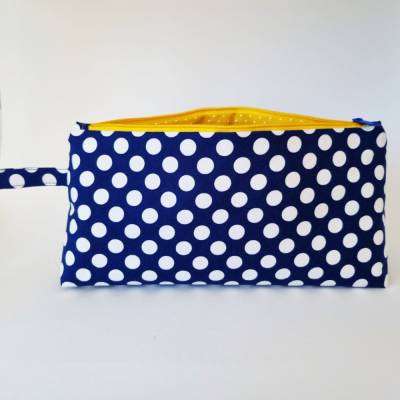 Kosmetiktasche *Dots* Größe M, in blau-weiß, aus Baumwollstoff genäht, von he-ART by helen hesse
