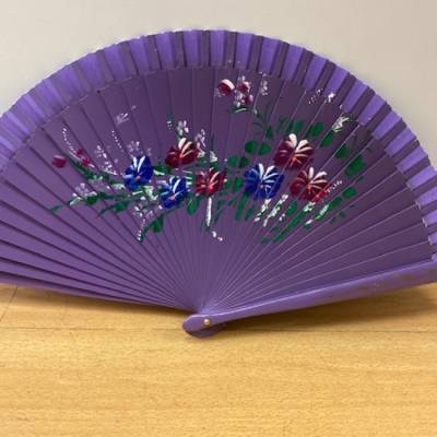 Klassischer Handfächer aus lackiertem Holz handbemalt mit kleinen Blumen Farbe: Lila
