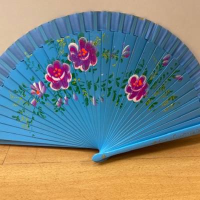 Klassischer Handfächer aus lackiertem Holz handbemalt mit kleinen Blumen Farbe: Hellblau