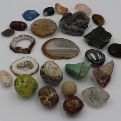 24 verschiedene kleine Edelsteine – Adventskalenderfüllung, Geschenk & Setzkasten