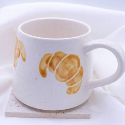 Tasse Croissant handbemalt Tasse Frühstück - Keramikbecher Tasse Kaffeetasse Geschenk Gebäck - handgemachter Keramikbech
