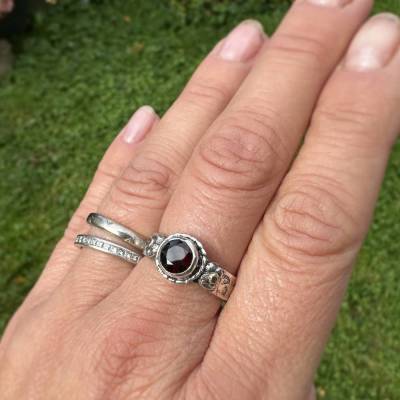 Mosambik Granat Silberring mit Blumen & Gold – Statement Bandring, Januar Geburtsstein, Verstellbar
