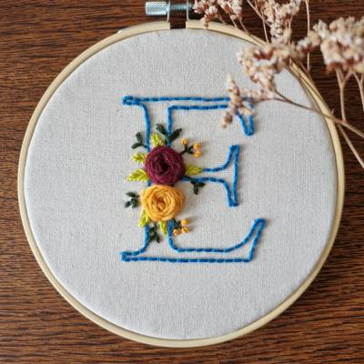 Stickbild Monogramm / Initialen - personalisiertes Geschenk zur Geburt ( 15 cm Rahmen)