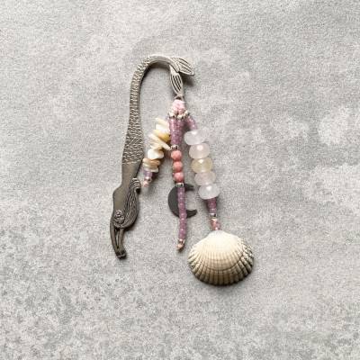 Lesezeichen „Mermaid“ rosa - Lesezeichen aus Metall mit einer Vielzahl an Perlen und Edelsteinen in Rosatönen