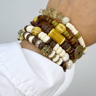 Breiter Boho Ethno Armreif aus Edelsteinen & Naturmaterialien – Handgefertigtes Wickelarmband mit Glücksmünzen