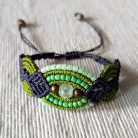 bezauberndes Makramee Armband in Grüntönen und dunkelgrau mit einer mattierten Glasperle Bild 2