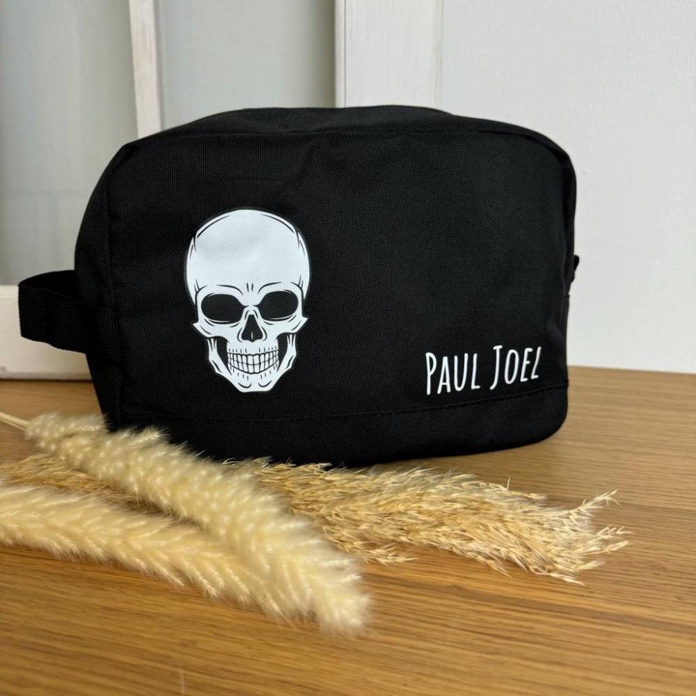 Kulturbeutel personalisiert mit Totenkopf und Namen Kulturtasche