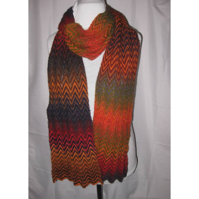 Handgestrickter Schal mit Farbverlauf