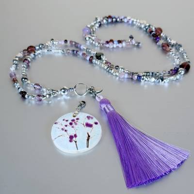 Lange Halskette mit Anhänger, Wechselanhänger Quaste und Keramik Anhänger mit echten Blüten Design, silber lila
