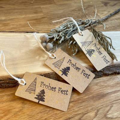 10er Set Geschenkanhänger. Festliche Geschenkanhänger mit süßen Tannenbäumen und Goldsprenkeln aus Kraftpapier.