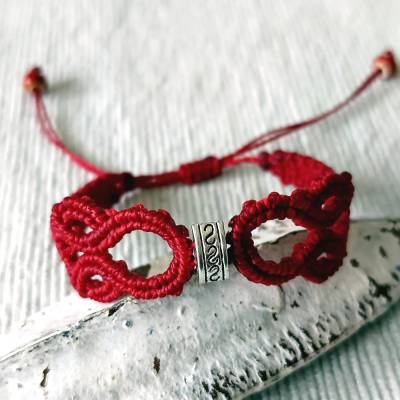 zierliches Makramee Armband in weinrot mit ausgefallener Metallperle