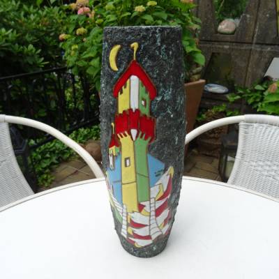 Hohe Vase: Fat Lava mit Keramikbild auf der Vorderseite und Rückseite. Höhe: 32 cm. 